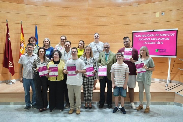 La consejera de Política Social, Familias e Igualdad, Conchita Ruiz, junto al presidente de Plena Inclusión, Joaquín Barberá, y asistentes a la presentación...