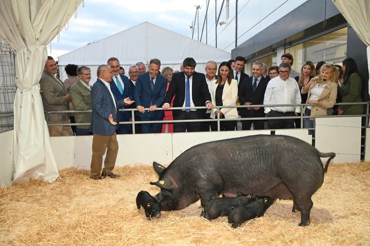 El presidente del Gobierno regional, Fernando López Miras, durante la inauguración de la 58ª edición de la feria Sepor (I)