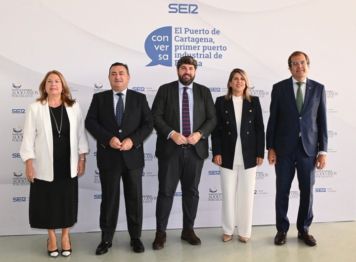 El presidente de la Comunidad, Fernando López Miras, participó hoy en Cartagena en el 'Foro Conversa', organizado por la Cadena Ser