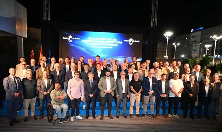 El jefe del Ejecutivo autonómico, Fernando López Miras, clausura el encuentro con las federaciones deportivas de la Región de Murcia con motivo del...