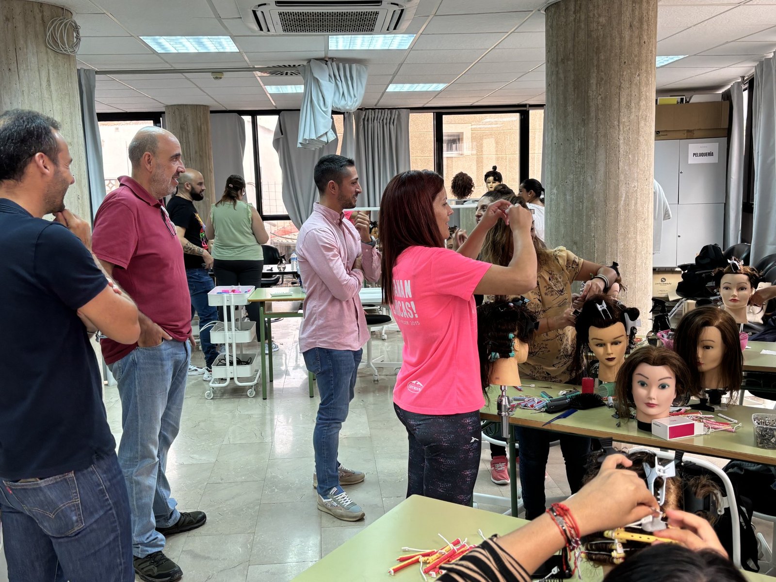 Una quincena de personas participa en el programa de certificación profesional de Servicios auxilia...
