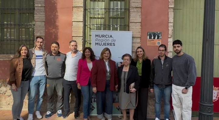 La consejera de Política Social, Familias e Igualdad, Conchita Ruiz, junto con la alcaldesa de Alcantarilla, Paqui Terol, y una de las mujeres conserveras...