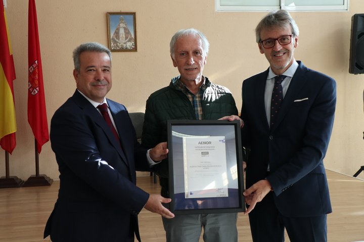 El consejero de Economía, Hacienda, Fondos Europeos y Transformación Digital, Luis Alberto Marín, muestra la distinción de calidad a la Agencia Tributaria...