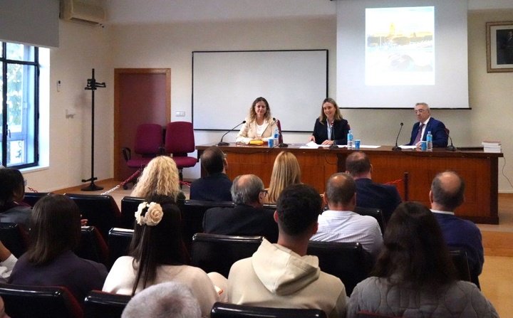 La consejera de Política Social, Familias e Igualdad, Conchita Ruiz, junto a la decana de la Facultad de Derecho de la UMU, Francisca Ferrando, y...