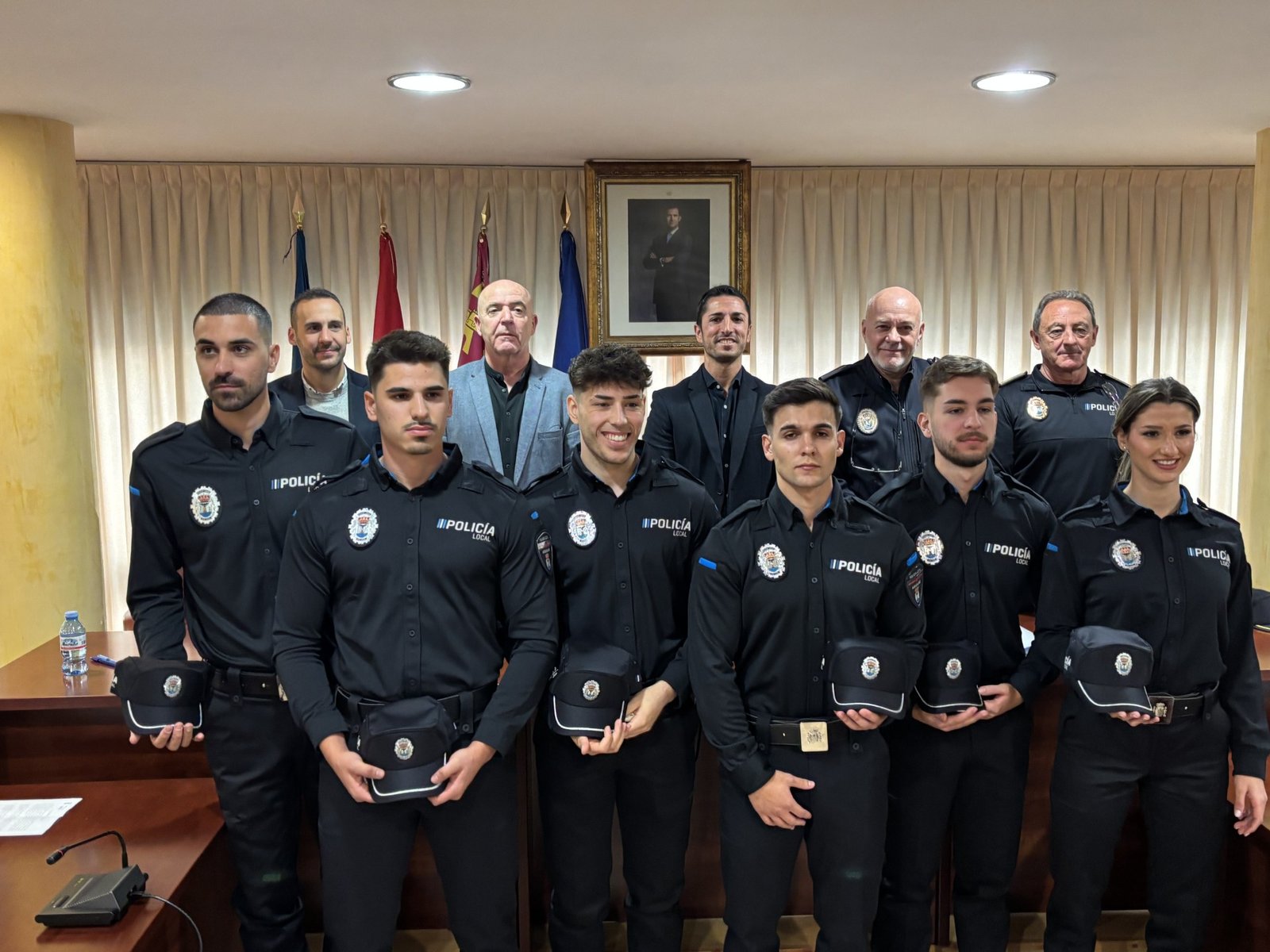 Seis nuevos agentes toman posesión como funcionarios en prácticas, situando la plantilla de Águilas ...
