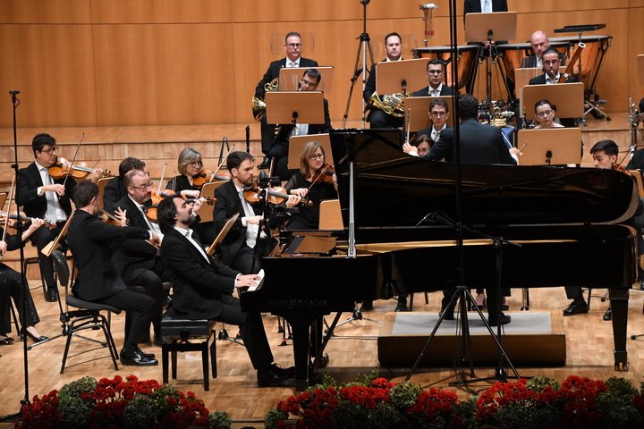 Imagen del pianista griego Manos Kitsikopoulos