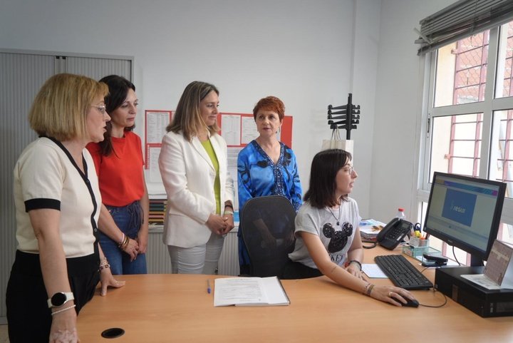 Imagen de archivo de la consejera de Política Social, Familias e Igualdad, Conchita Ruiz, durante su visita al Centro municipal de Servicios Sociales...
