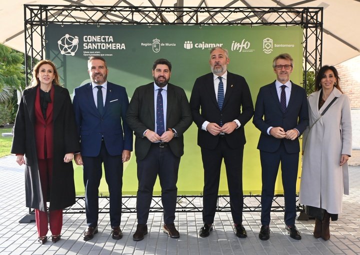 El presidente de la Comunidad, Fernando López Miras, inauguró hoy el Foro 'Conecta Santomera 2025'