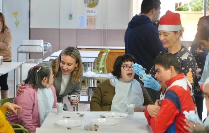 La consejera de Política Social, Familias e Igualdad, Conchita Ruiz, participando en una actividad navideña organizada en el Centro para Personas...