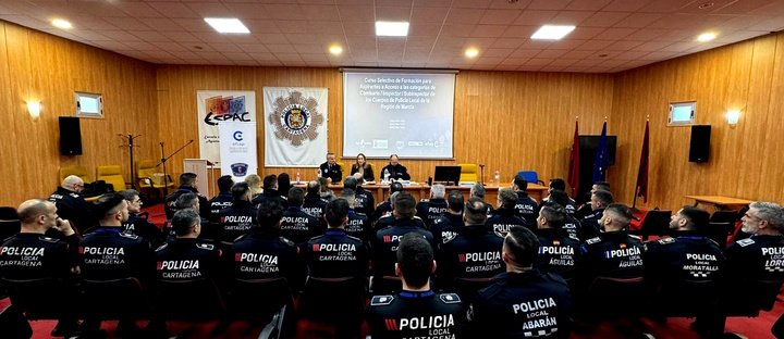 Un momento de la inauguración del curso selectivo para aspirantes a mandos de las policías locales de ocho municipios