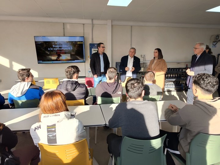 Imágenes de la consejera en la nueva aula de formación del Cifea de Torre Pacheco que incorpora la última tecnología en regadío.