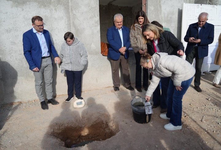 La consejera de Política Social, Familias e Igualdad, Conchita Ruiz, junto al alcalde de Totana, Juan Pagán, durante el acto de colocación de la ...