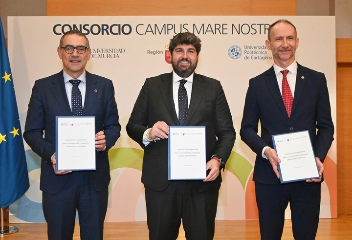 Firma en el Palacio de San Esteban del convenio de colaboración que supone la creación del Consorcio del Campus Mare Nostrum