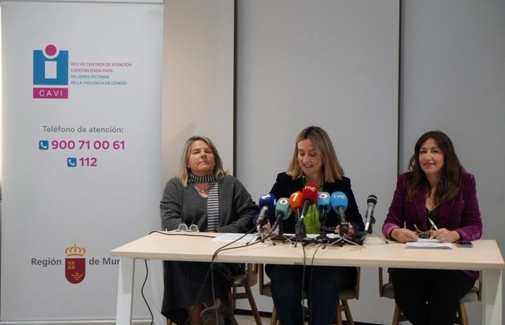 La consejera de Política Social, Familias e Igualdad, Conchita Ruiz, presentando el balance de la red regional de recursos para atender a víctimas...