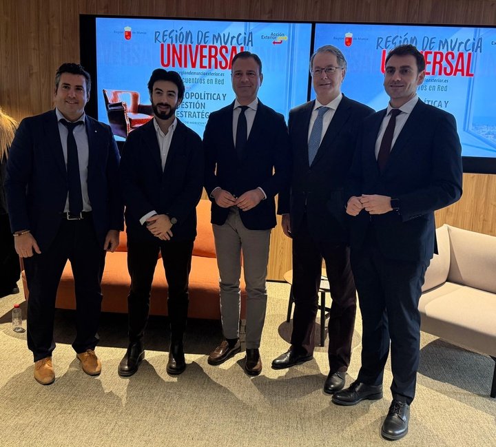 El consejero de Presidencia, Portavocía, Acción Exterior y Emergencias, Marcos Ortuño, y el director general de Acción Exterior y Cooperación, Juan...