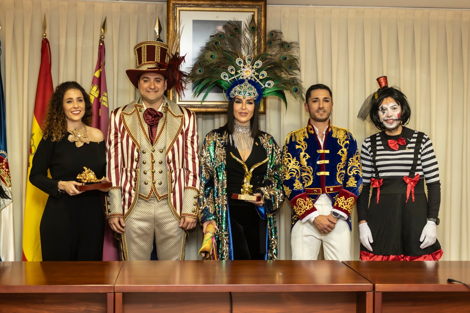 Una atípica jornada de Sábado de Carnaval en la que personajes adultos e infantiles comparten escena...