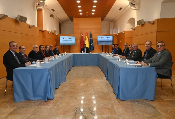 López Miras se reúne con la nueva junta directiva de Agrupal