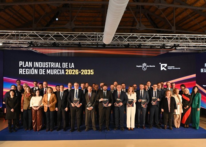 El jefe del Ejecutivo regional, Fernando López Miras, preside el acto de presentación del Plan Industrial de la Región de Murcia 2026-2035 (2)