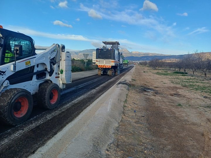 Imagen de los operarios y la maquinaria realizando las obras de mejora en la carretera RM-E10, en el término municipal de Alhama de Murcia