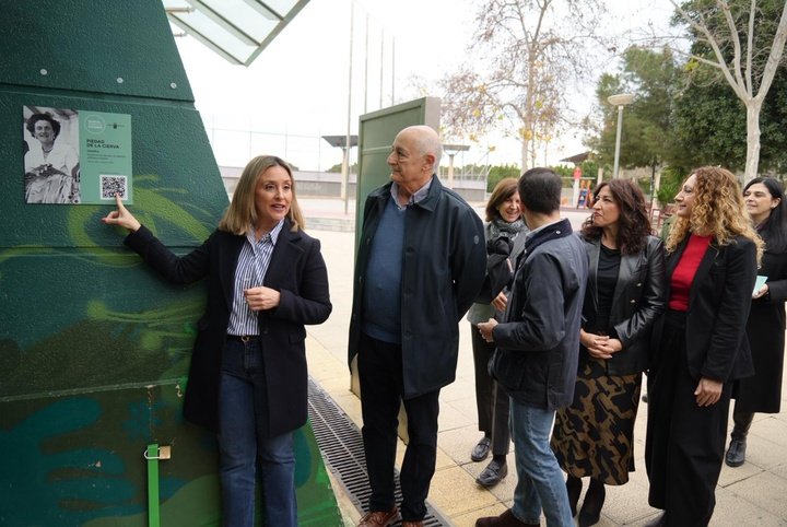 La consejera de Política Social, Familias e Igualdad, Conchita Ruiz, junto al sobrino de Piedad de la Cierva, Juan de la Cierva, y familiares durante...
