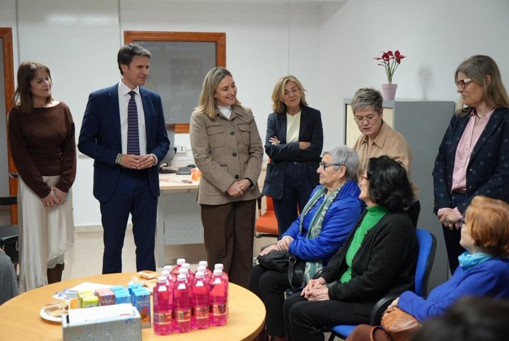 La consejera de Política Social, Familias e Igualdad, Conchita Ruiz, y el alcalde de Molina de Segura, José Ángel Alfonso, durante su visita al Centro...