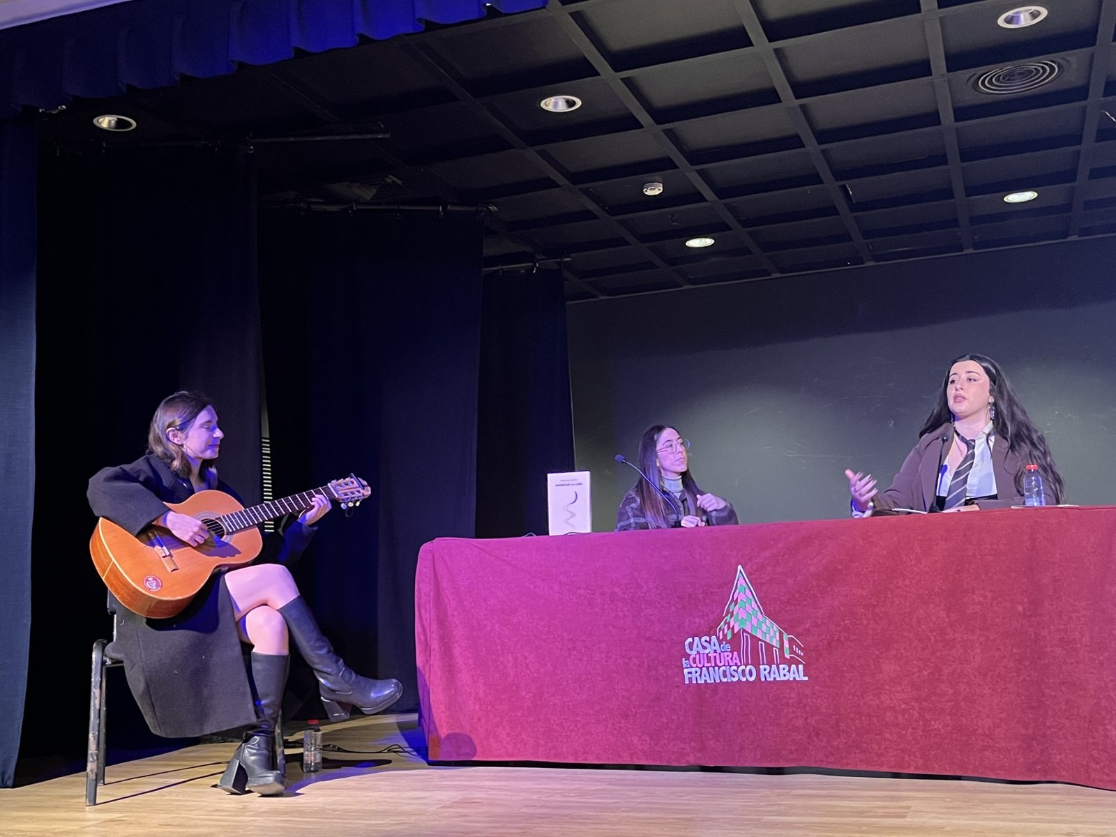 María Soto Méndez presenta el poemario Nanas de la luna