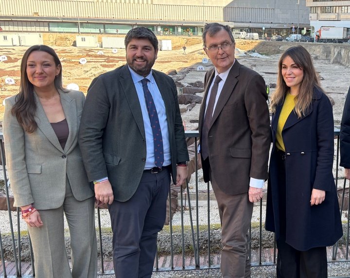 El jefe del Ejecutivo autonómico, Fernando López Miras, y el alcalde de Murcia, José Ballesta, presentaron hoy la primera fase de las obras de rehabilitación...