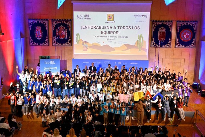 Foto de familia de todos los participantes en la final regional de la First Lego League que organiza la Fundación Integra Digital junto con la UP...