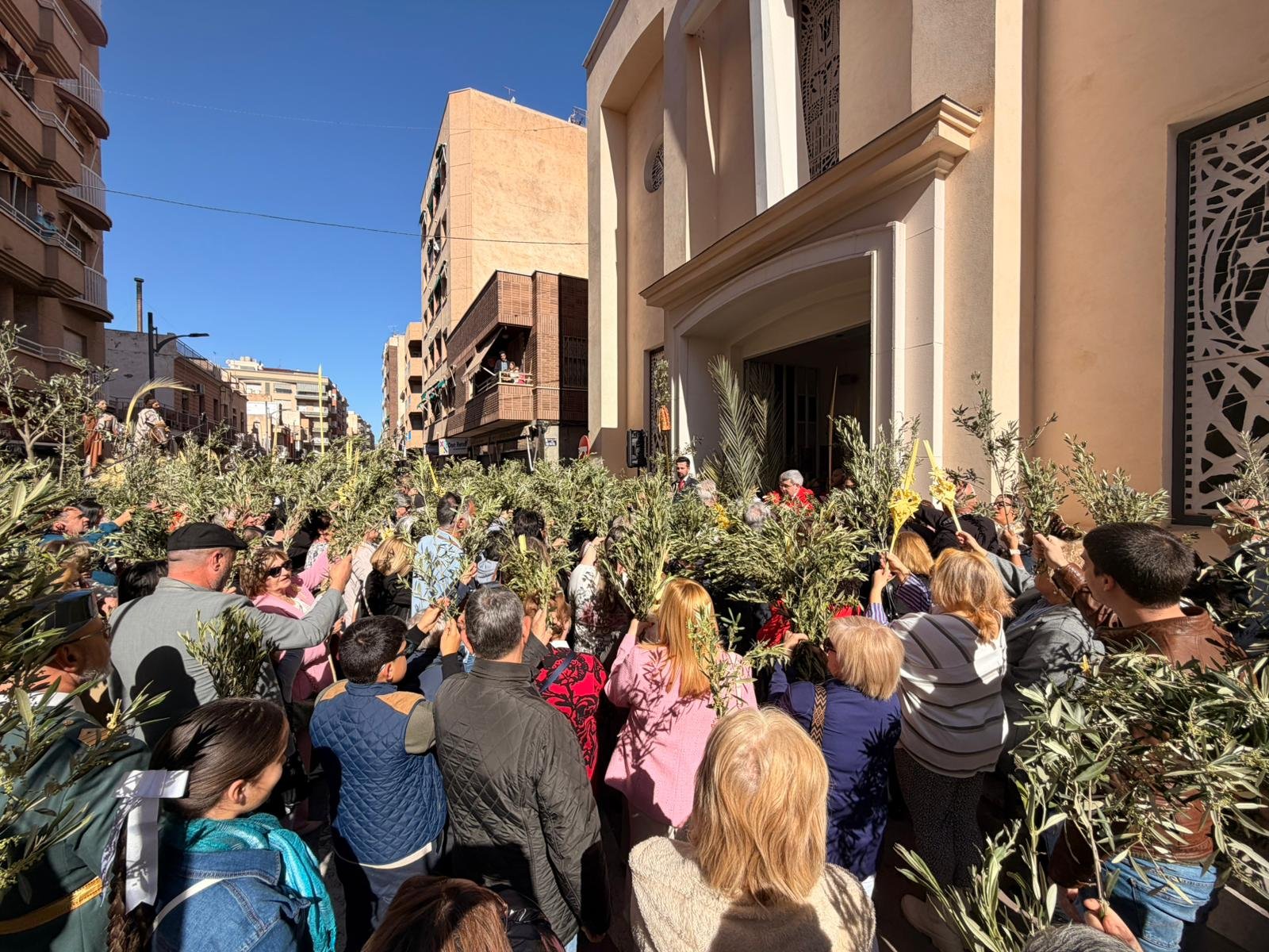 La procesión de las Palmas recorre las calles de Águilas