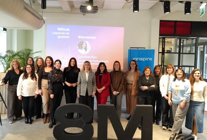 La consejera de Política Social, Familias e Igualdad, Conchita Ruiz, durante el encuentro con las mujeres participantes en la Jornada 'We Lab'