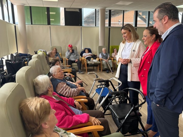 La consejera de Política Social, Familias e Igualdad, Conchita Ruiz, durante su visita a la residencia `Hogar de Betania´