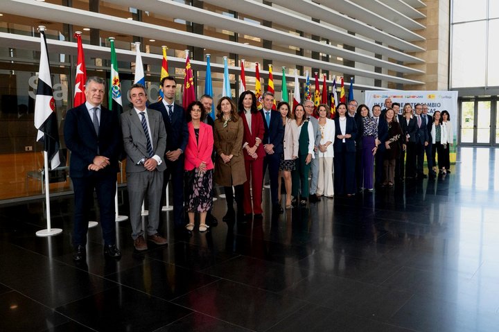 La secretaria general de la Consejería de Hacienda, Sonia Carrillo, junto al resto de representantes autonómicos.