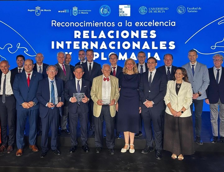 El consejero de Presidencia, Portavocía, Acción Exterior y Emergencias, Marcos Ortuño, y representantes del Ayuntamiento de Murcia y del Centro Universitario...