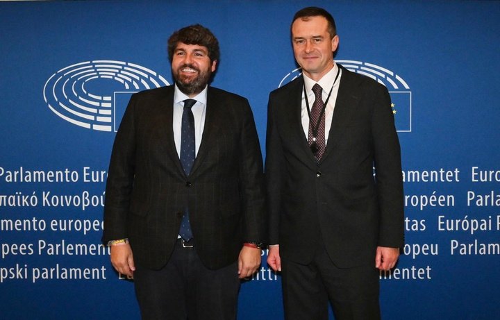 Fernando López Miras se reúne en Bruselas con el jefe de la Misión de Ucrania ante la Unión Europea, Vsevolod Chentsov