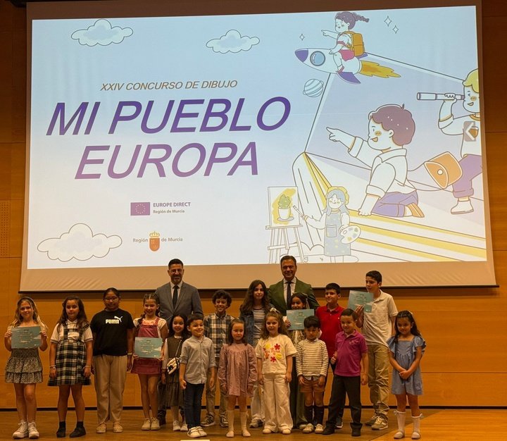 El consejero de Presidencia, Portavocía, Acción Exterior y Emergencias, Marcos Ortuño, y el director general de Unión Europea, Adrián Zittelli, con...