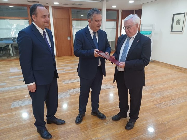 El consejero de Medio Ambiente, Universidades, Investigación y Mar Menor, Juan María Vázquez, entregó el Anteproyecto de la Ley de Universidades al...