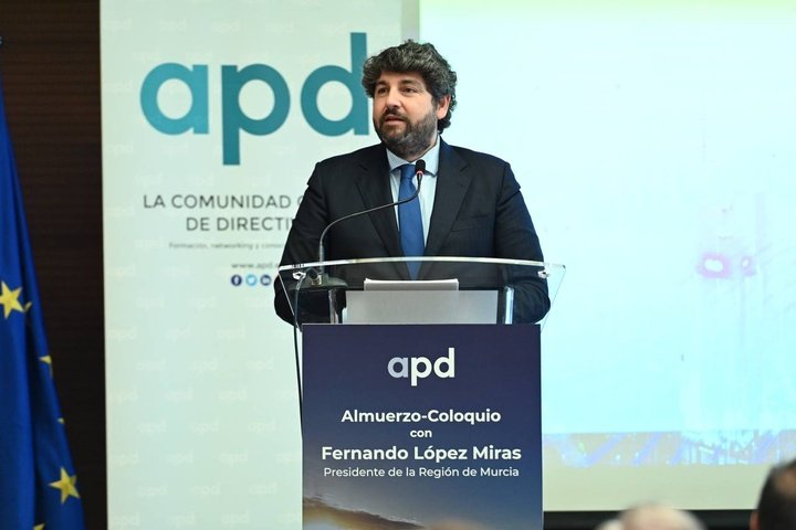 López Miras participa en el coloquio organizado por la Asociación para el Progreso de la Dirección
